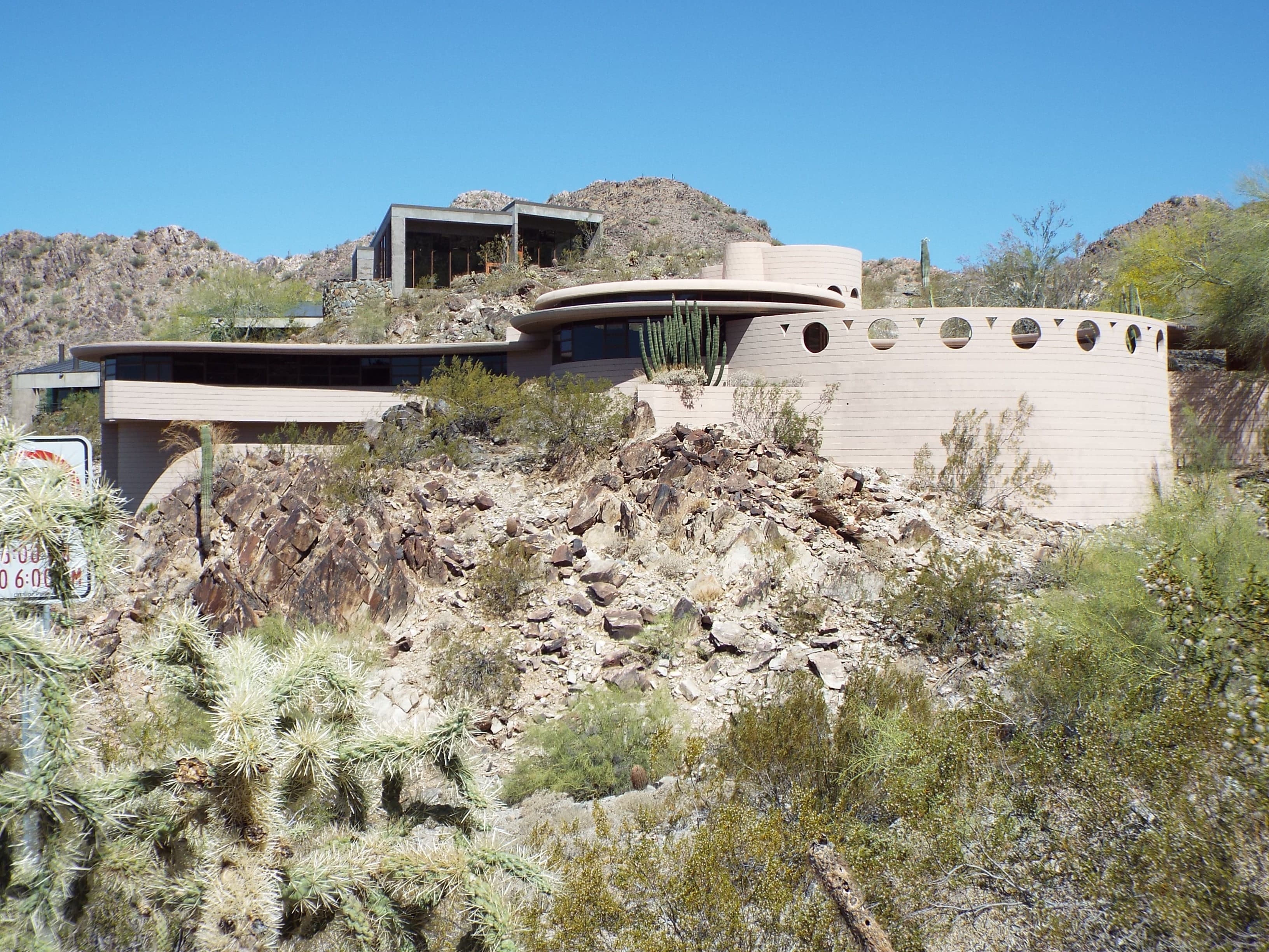 Circular Sun House wikimedia photo